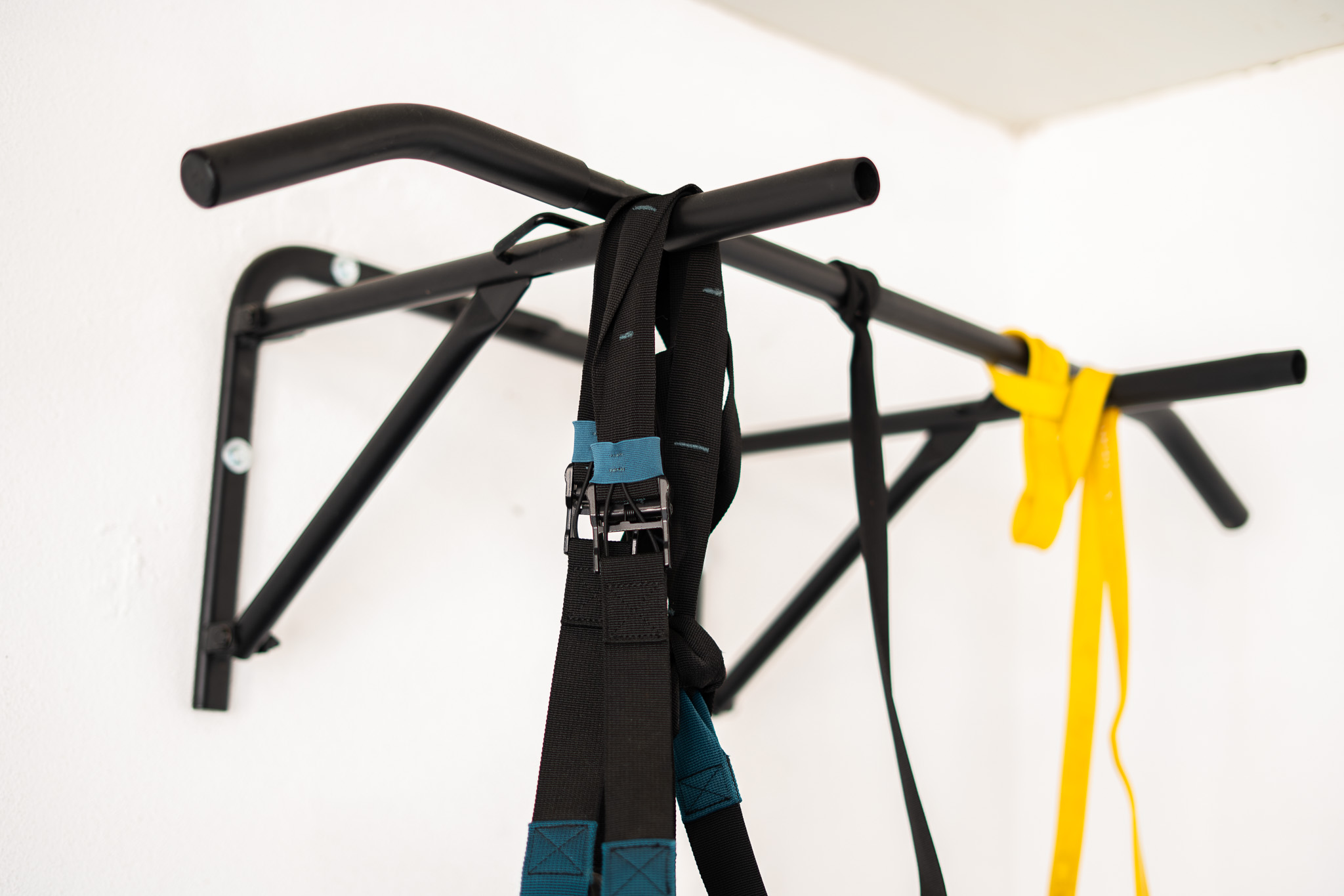 Wall-mounted pull-up bar with suspension straps